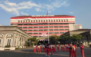 466 Meter Bendera Merah Putih Terbentang di Gedung Balaikota Semarang