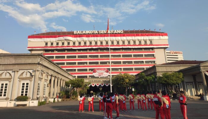 466 Meter Bendera Merah Putih Terbentang di Gedung Balaikota Semarang