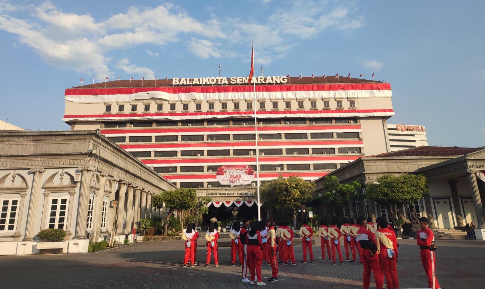 466 Meter Bendera Merah Putih Terbentang di Gedung Balaikota Semarang