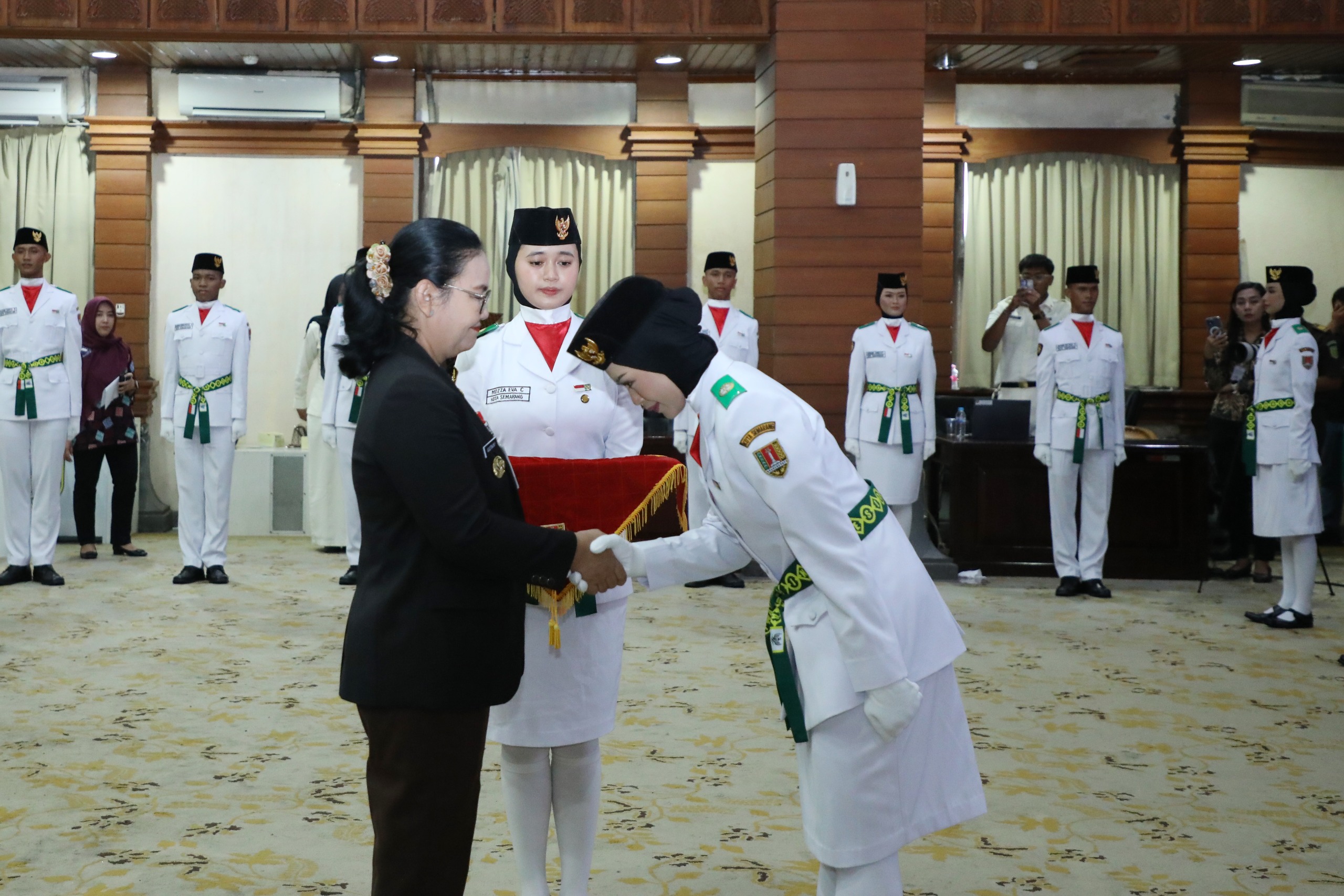Kukuhkan 27 Anggota Paskibraka, Walikota Semarang Dorong Anak Muda Cintai Produk Lokal