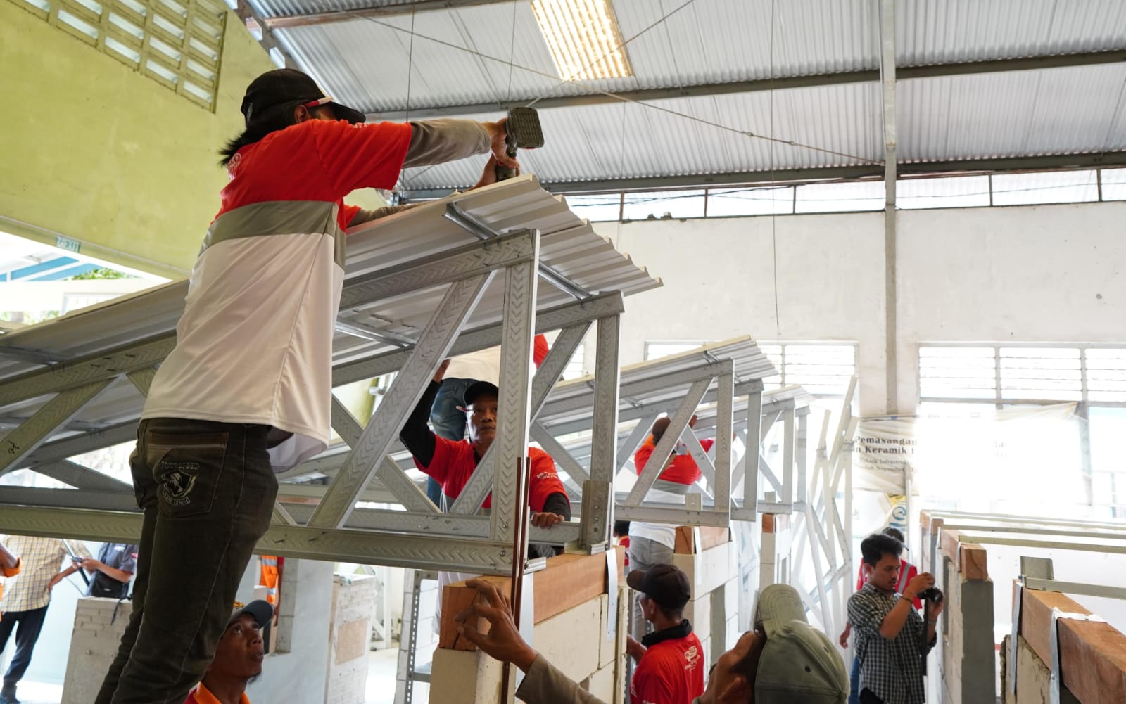 Kolaborasi PT Ragam Tangguh Fortindo, DPRKPP Surabaya, dan ITS Beri Pelatihan Pemasangan Atap UPVC DR.SHIELD