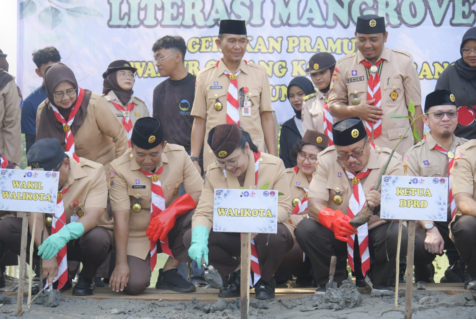 Pemkot Semarang Targetkan Tanam 10.000 Mangrove di Tepi Pantai Semarang