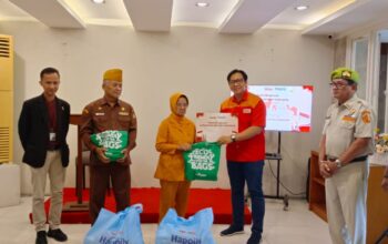 Alfamart Gandeng Happily Bagikan Paket Sembako untuk Veteran di 10 Kota