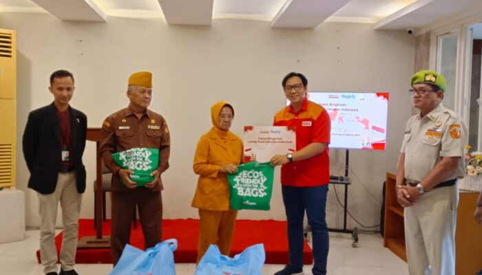Alfamart Gandeng Happily Bagikan Paket Sembako untuk Veteran di 10 Kota