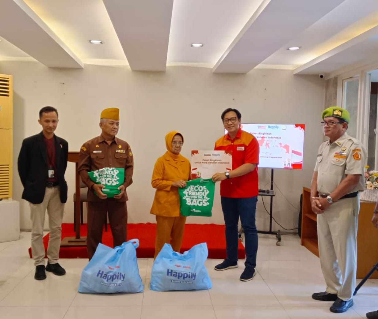 Alfamart Gandeng Happily Bagikan Paket Sembako untuk Veteran di 10 Kota