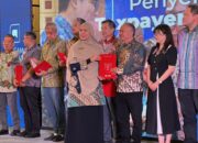 DJP Jateng I Serahkan Taxpayers’ Charter ke Ratusan Wajib Pajak