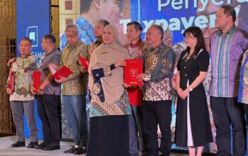 DJP Jateng I Serahkan Taxpayers’ Charter ke Ratusan Wajib Pajak