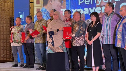 DJP Jateng I Serahkan Taxpayers’ Charter ke Ratusan Wajib Pajak