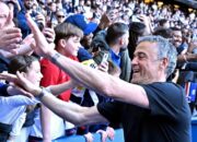 Luis Enrique menyapa Les Parisiens ketika PSG bertanding