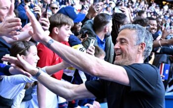 Luis Enrique menyapa Les Parisiens ketika PSG bertanding