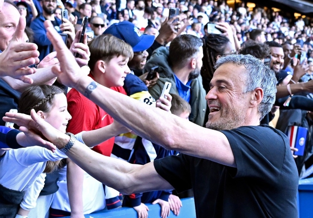 Luis Enrique menyapa Les Parisiens ketika PSG bertanding