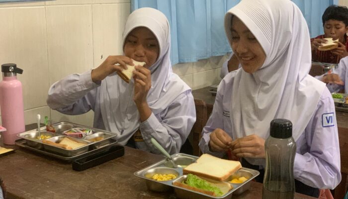 Terima Makan Bergizi Gratis Perdana, 778 Murid SMPN 6 Semarang Nikmati Menu Sandwich 