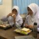 Terima Makan Bergizi Gratis Perdana, 778 Murid SMPN 6 Semarang Nikmati Menu Sandwich 