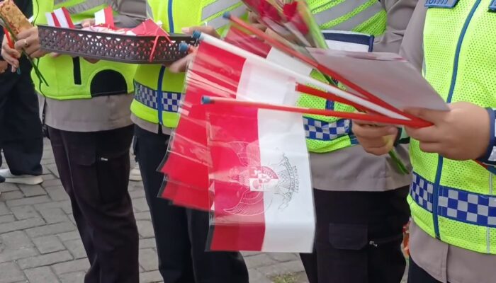 Sambut HUT ke-80 RI, 20 Ribu Bendera Merah Putih Dibagikan ke Pengguna Jalan Kabupaten Semarang