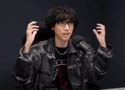Komposer Eka Gustiwana menjadi bintang tamu dalam podcast Raditya Dika, baru-baru ini. (YouTube/Raditya Dika)