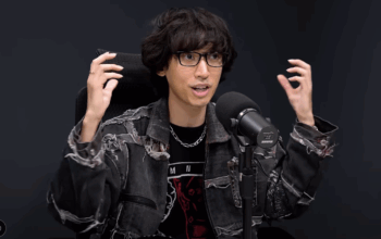 Komposer Eka Gustiwana menjadi bintang tamu dalam podcast Raditya Dika, baru-baru ini. (YouTube/Raditya Dika)