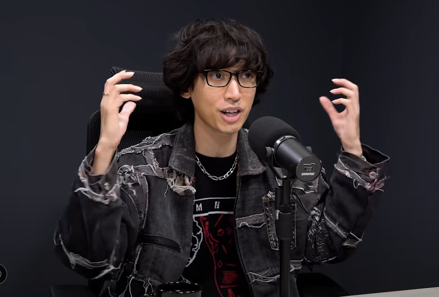 Komposer Eka Gustiwana menjadi bintang tamu dalam podcast Raditya Dika, baru-baru ini. (YouTube/Raditya Dika)