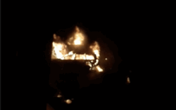 Salah satu mobil di parkiran DPRD Jateng Semarang dibakar. (Echa/beritajateng.tv_