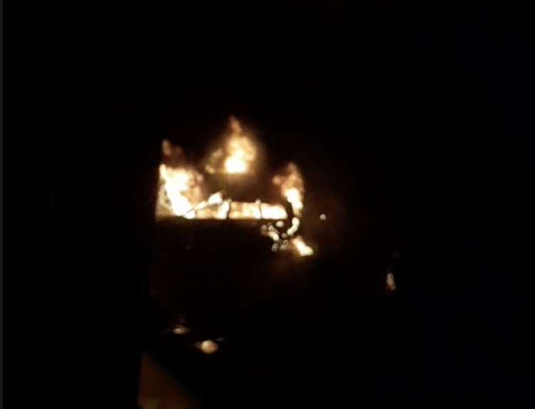 Salah satu mobil di parkiran DPRD Jateng Semarang dibakar. (Echa/beritajateng.tv_