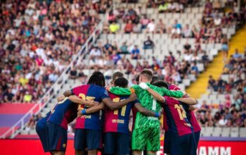 Momen Ter Stegen Memberikan semangat kepada rekan satu tim sebelum pertandingan
