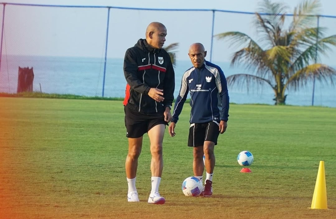 Coach Nova Arianto dan Coach Simon Tahamata ketika berada di Training Center Bali