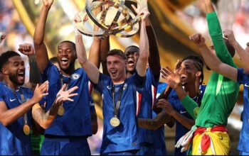 Momen Cole Palmer mengangkat piala dunia antarklub bersama skuad Chelsea