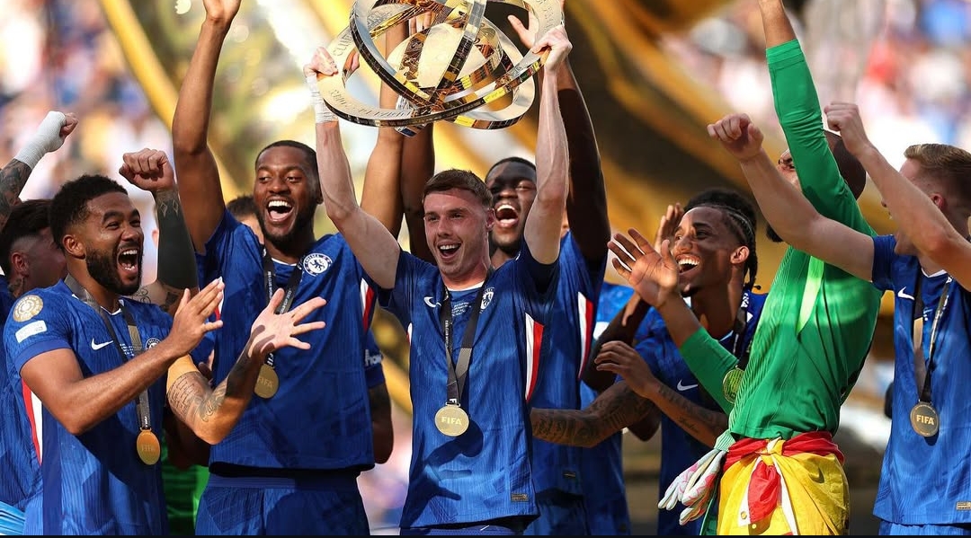 Momen Cole Palmer mengangkat piala dunia antarklub bersama skuad Chelsea