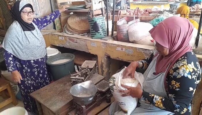 Duh! Beras Bantuan Pemerintah Banyak Dijual Warga di Pasar Blora, Diduga Kualitas Jelek