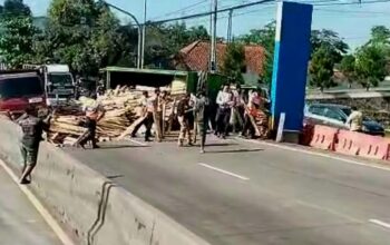 truk kayu terguling semarang