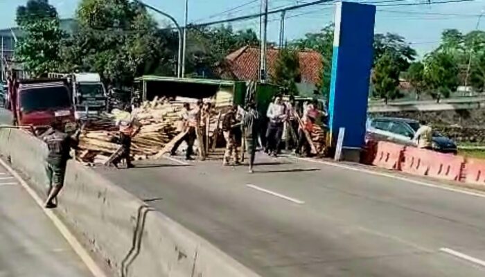 Truk Muatan Kayu Terguling Saat Hendak Masuk Jembatan Timbang, Ini Kronologinya