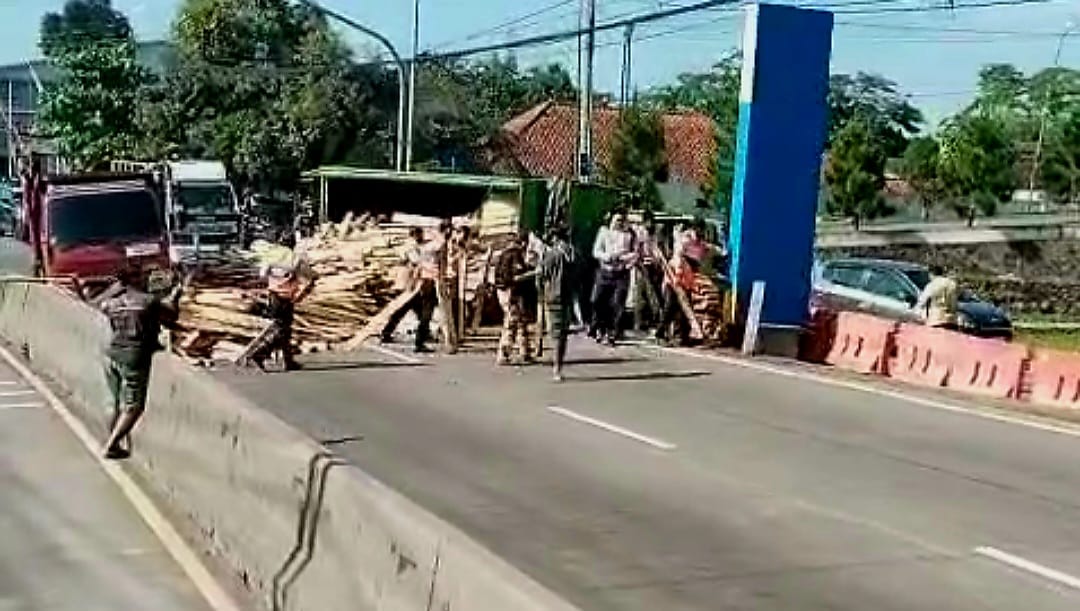 truk kayu terguling semarang