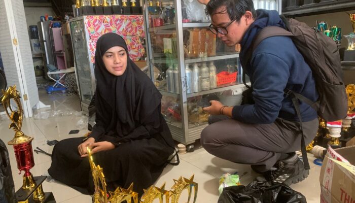 Penjualan Piala Agustusan di Semarang Anjlok 75 Persen, Pedagang Andalkan Orderan Wisuda