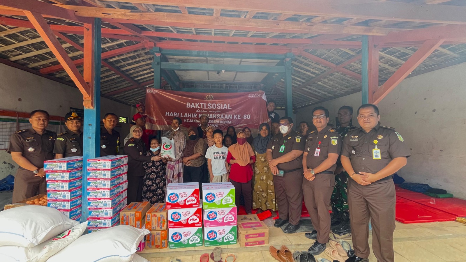 kejari Blora beri bantuan kebakaran sumur blora