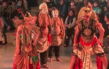 bingar wayang on the street