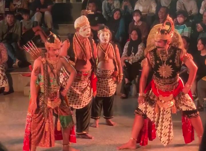 bingar wayang on the street