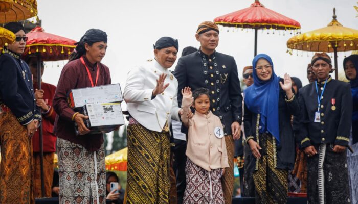 Ahmad Luthfi dan AHY Ikut Prosesi Cukur Rambut Gimbal, Tradisi Unik yang Penuh Makna
