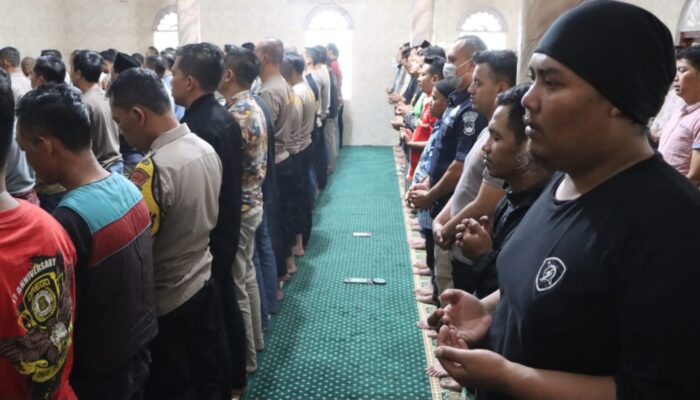 Rangkul Driver Ojol, Polres Salatiga Gelar Sholat Ghaib untuk Almarhum Affan Kurniawan