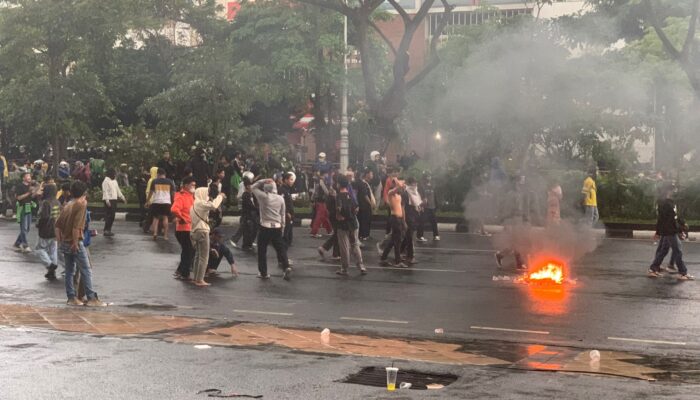 Aksi Demo Ojol di Polda Jateng Semarang Ricuh, Lemparan Bangkai Tikus hingga Bom Molotov
