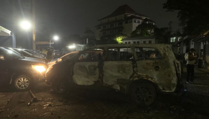 Demo Anarkis, Gedung DPRD Jawa Tengah Terkepung, Mobil Terbakar