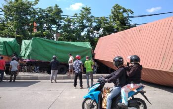 Pecah Ban Truk Sebabkan Kecelakaan di Jalan Urip Sumoharjo, Lalu Lintas Sempat Lumpuh Total
