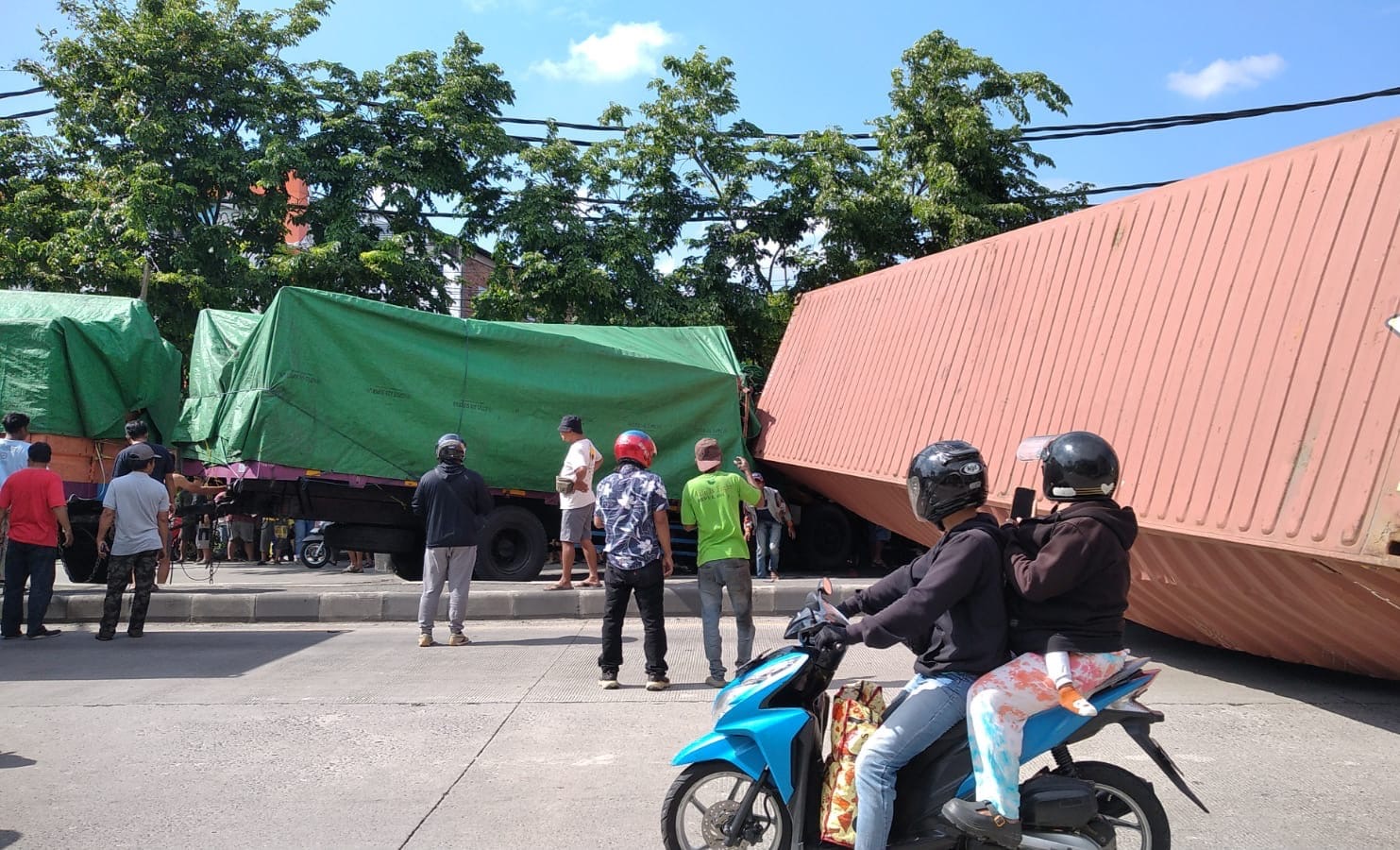 kecelakaan truk aneka jaya mangkang