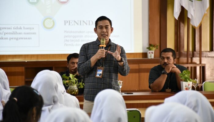 Lewat Pemilihan Ketua OSIS, Bawaslu Blora Sosialisasikan Praktik Demokrasi di SMAN 2 Blora