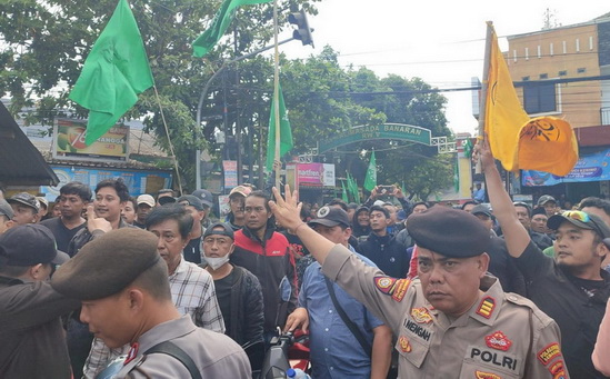 Eksekusi Masjid dan Rumah Kiai di Gunungpati Batal, Diwarnai Sholawat Hingga Aksi Dorong