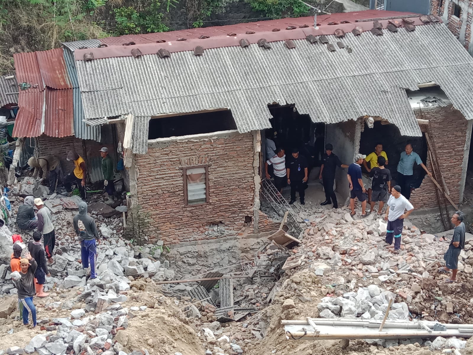 BPBD: Pembersihan Longsor Talud Pabrik Es di Candisari Manual, Korban Dikontrakkan Rumah Setahun