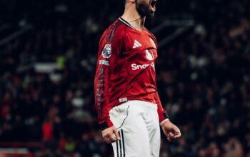 Selebrasi Bruno Fernandes ketika mencetak gol pembuka dalam pertandingan melawan Chelsea