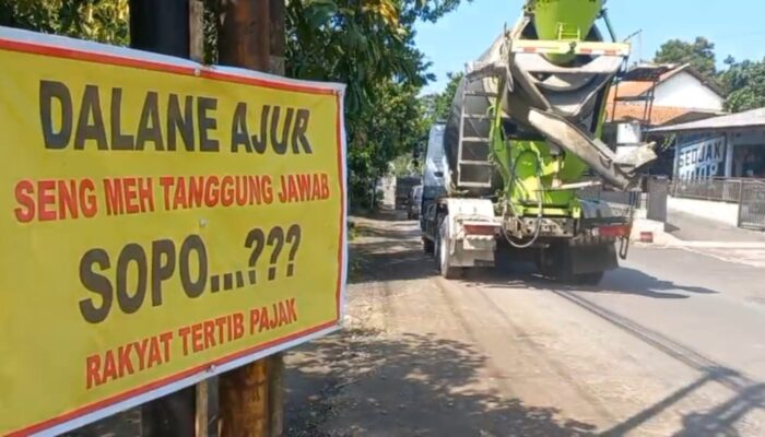 Jalan PTP Ngobo di Bergas Marak Spanduk Keluhan: Dalane Ajur Seng Meh Tanggung Jawab Sopo?