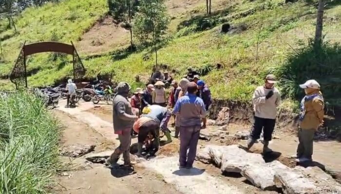 Dianggap Ilegal oleh BTNGMb, Warga Thekelan Bongkar Jalan Cor yang Sudah Dibangun Swadaya