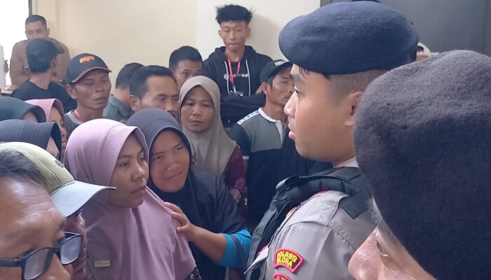 Geruduk PN Blora, Warga Sambonganyar Tuntut Pembunuh Ayah-Anak Dihukum Seumur Hidup