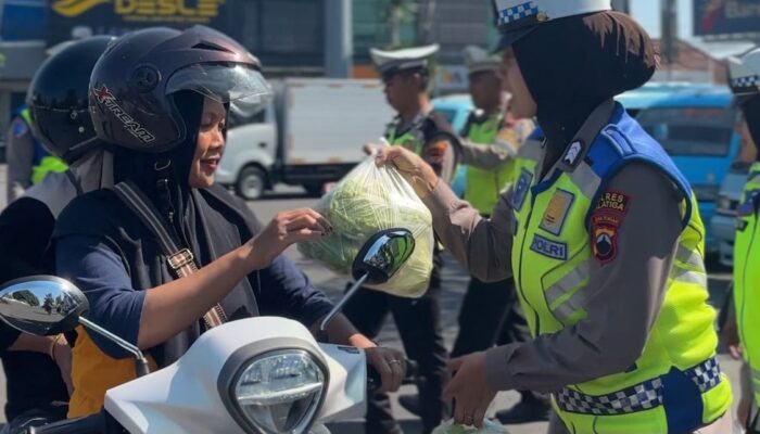 Setop Pengendara Bukan Mau Menilang, Satlantas Polres Salatiga Justru Hadiahi Paket Sayuran
