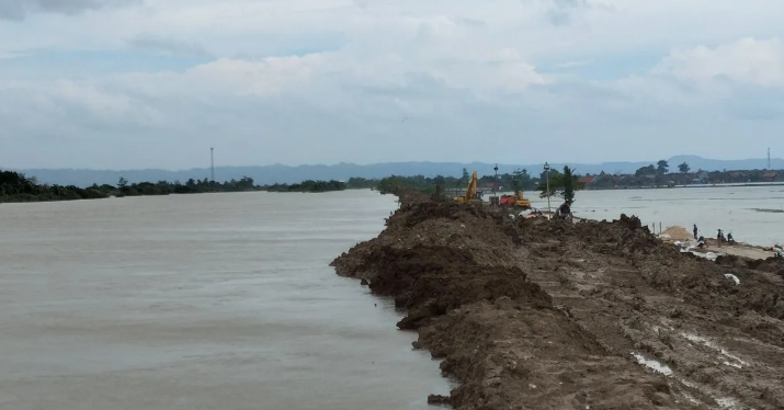 Tanggul Sungai Wulan yang sempat jebol. (ant)